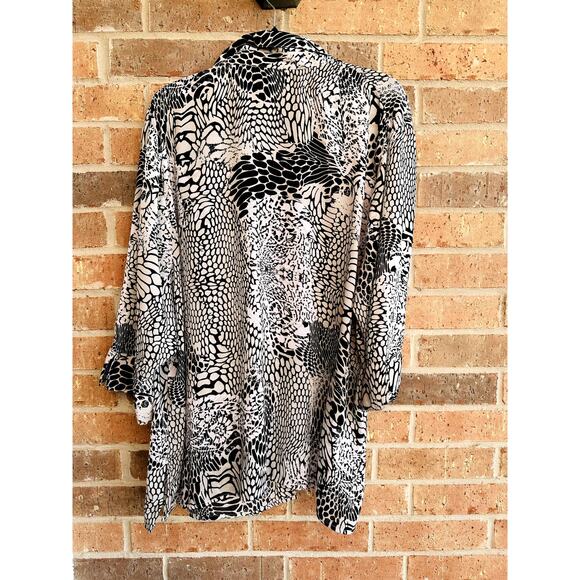 Maggie Barnes  Button up black/ white pattered blouse 3X - Picture 2 of 3